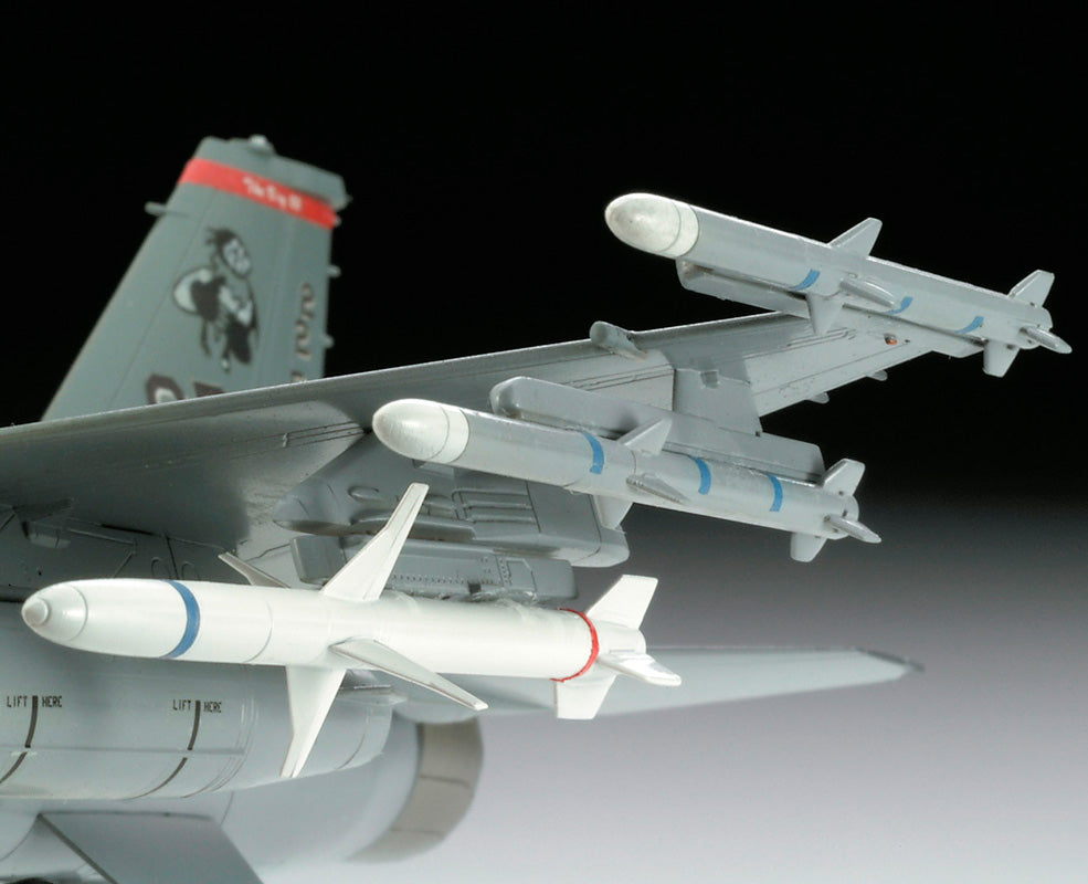 Revell US Air Force 75th Anniversary modelfly - Med lim og maling