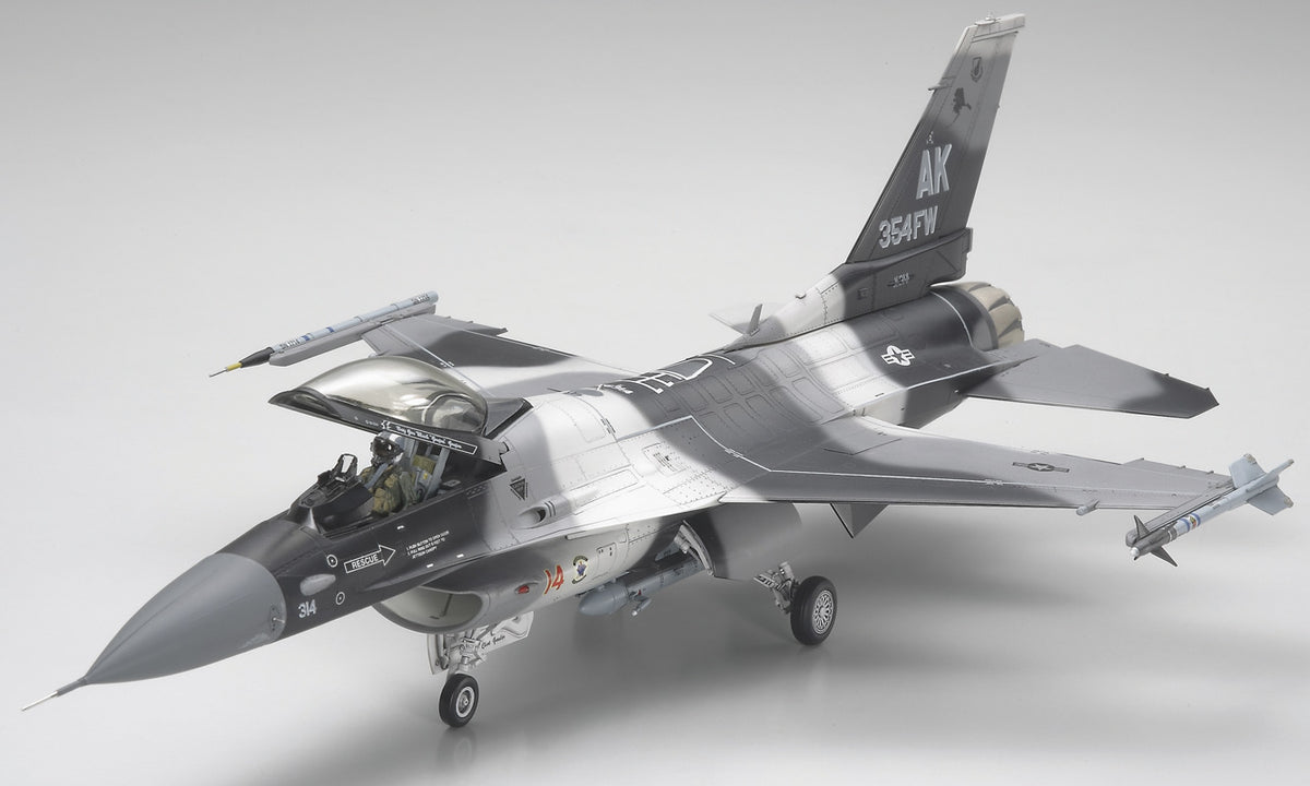 Tamiya F-16C/N "Aggressor / Adversary" modelfly