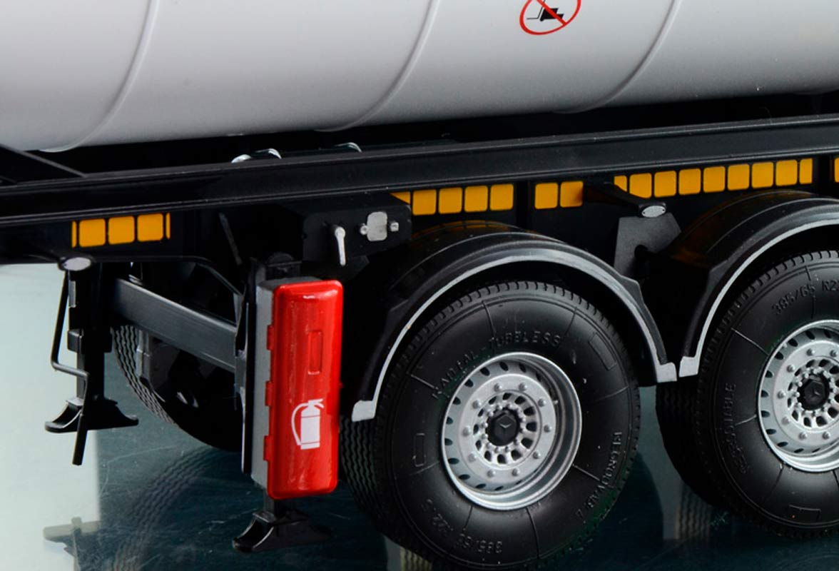 Italeri Tecnokar trailer med 20' tank - 1:24