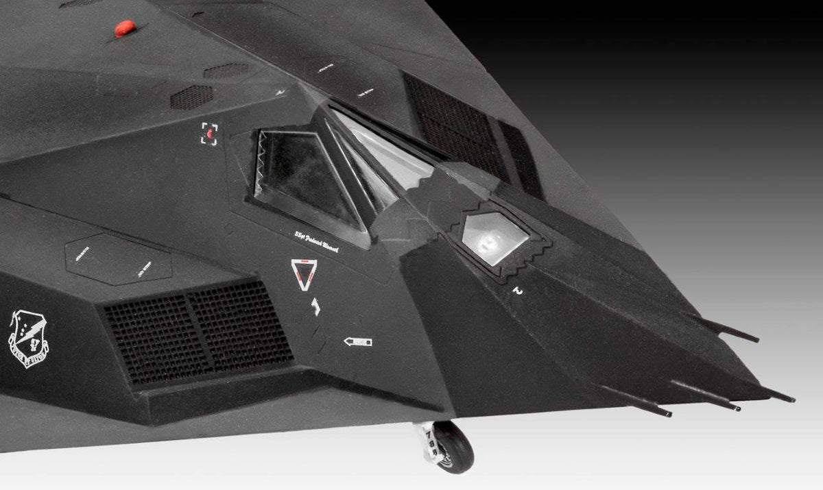 Revell US Air Force 75th Anniversary modelfly - Med lim og maling