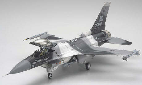 Tamiya F-16C/N "Aggressor / Adversary" modelfly