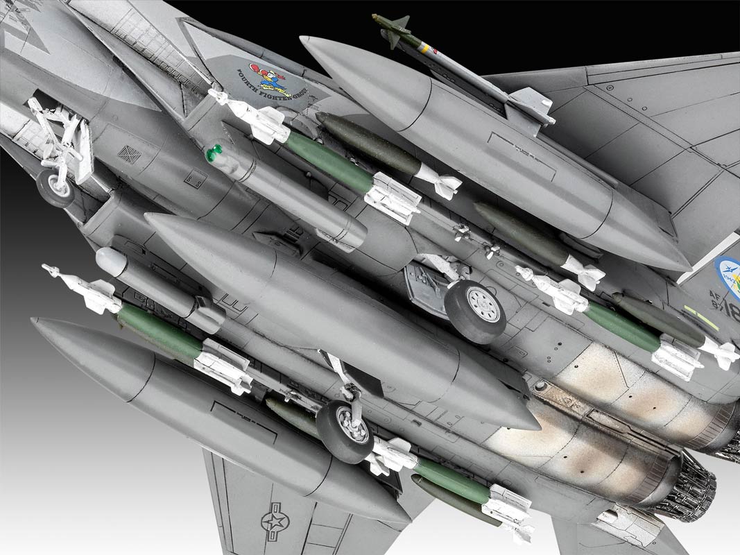 Revell F-15E Strike Eagle modelfly - Med lim og maling