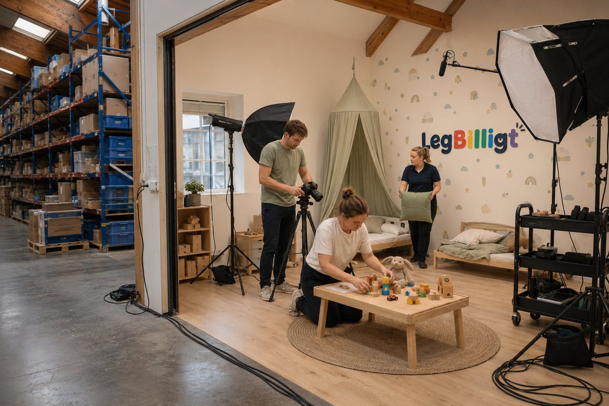 Legetøj bliver fotograferet i LegBilligts studie lige ved siden af lageret